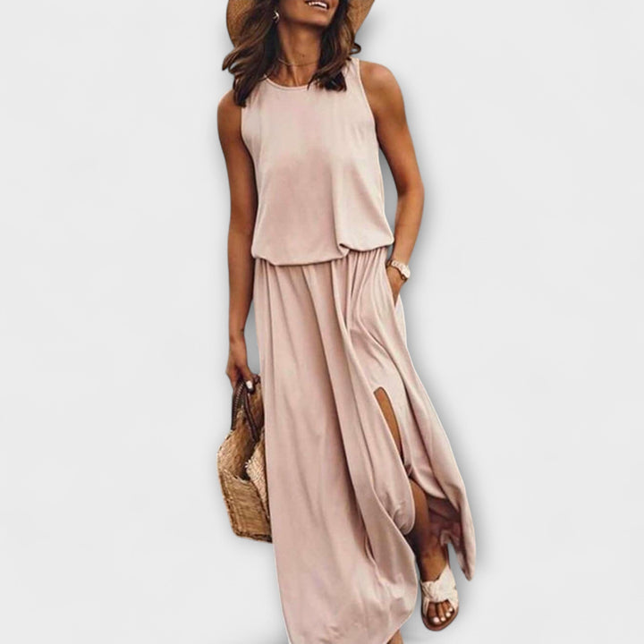 Vestido sin mangas color crema con abertura