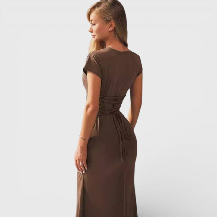 Elara - Vestido maxi marrón de noche con drapeado
