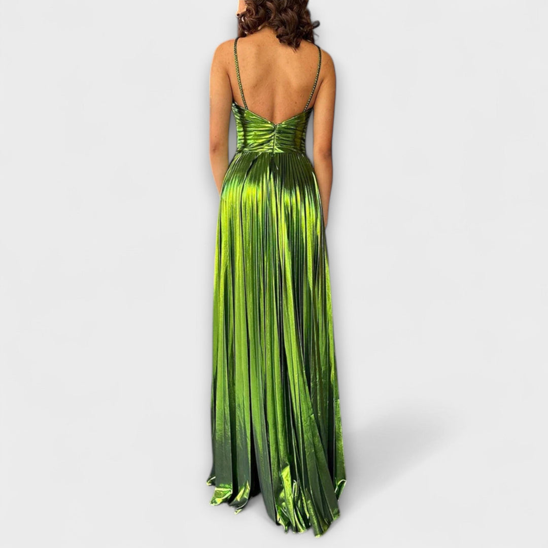 Vestido maxi dorado con tela metálica y abertura