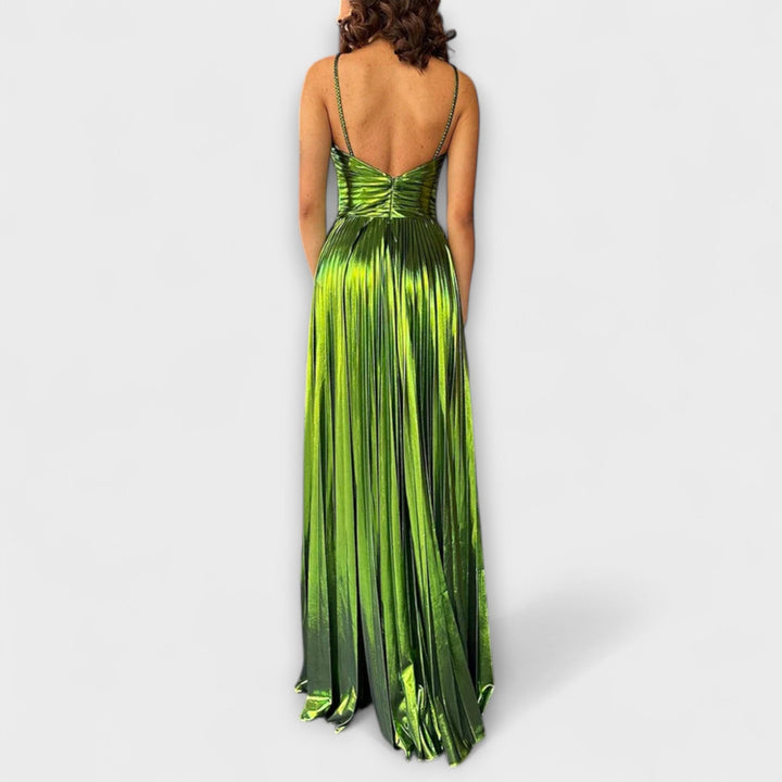 Vestido maxi dorado con tela metálica y abertura