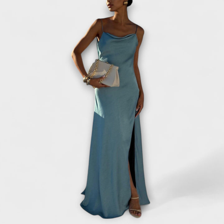 Hallie - Vestido maxí de satén azul con alta rendija