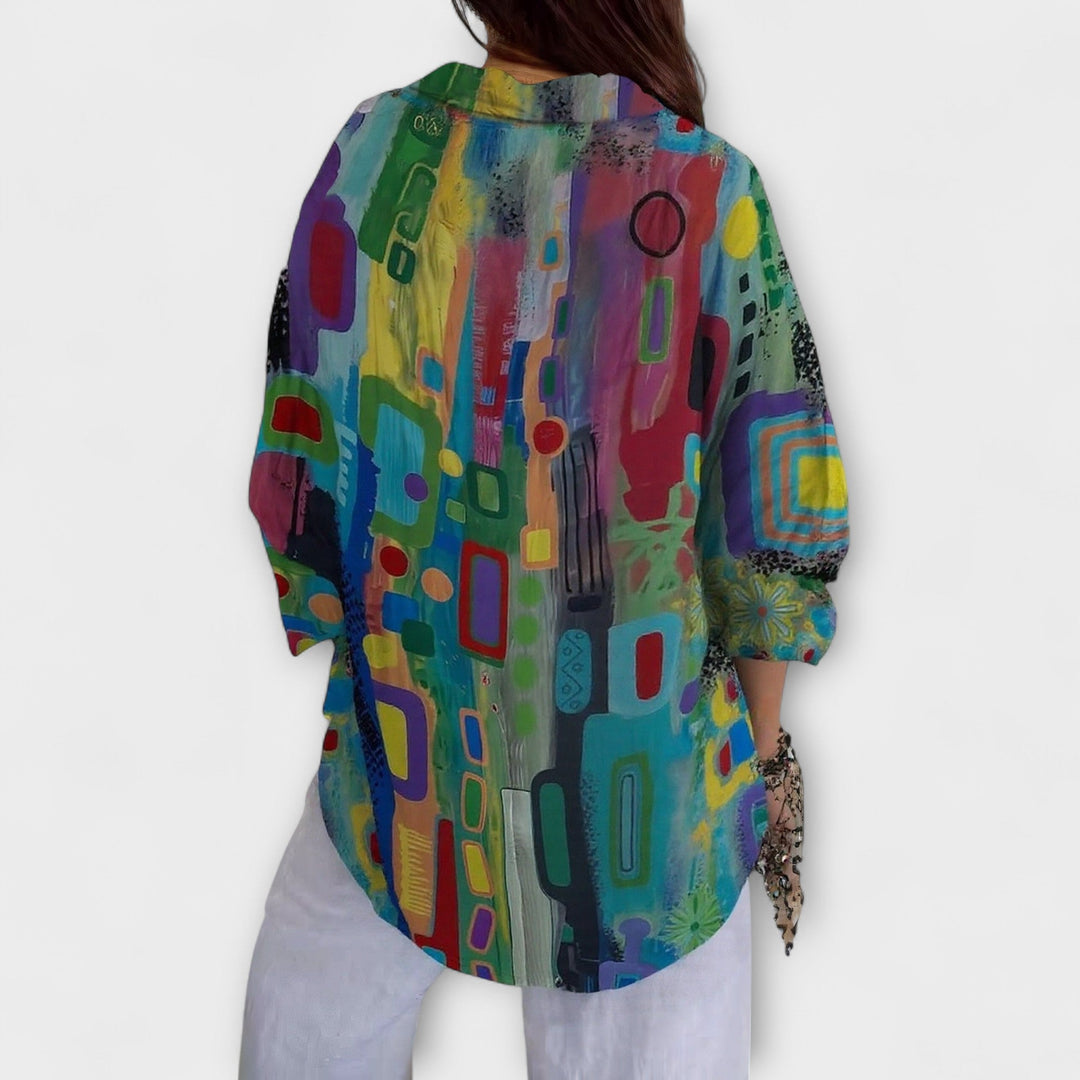 Blusa colorida con patrón gráfico