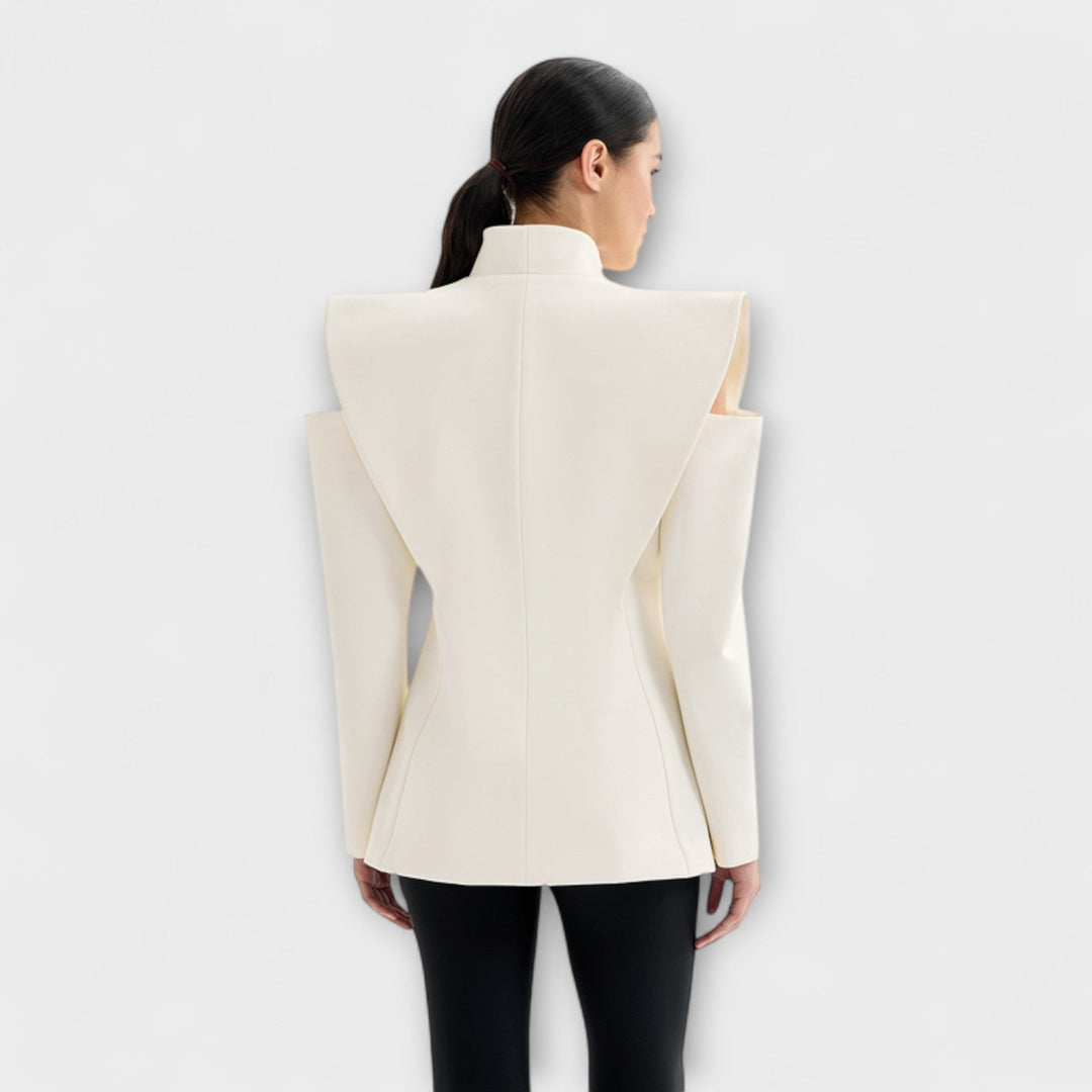 Valeria - Blazer con hombros esculpidos en color crema