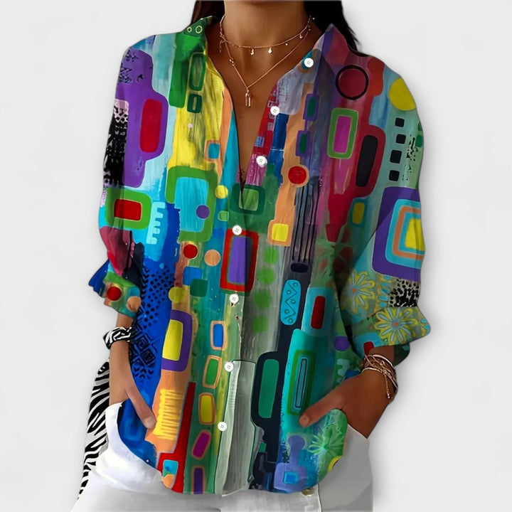 Blusa colorida con patrón gráfico