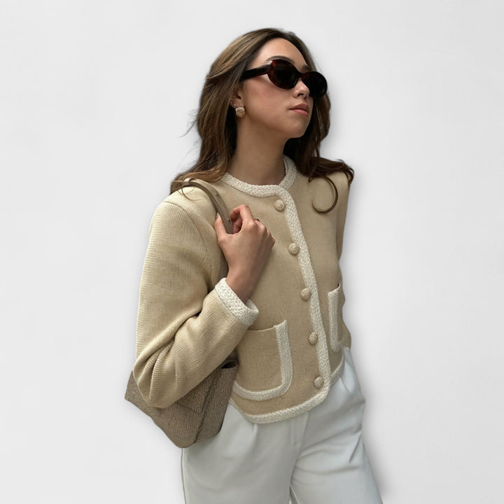Chaqueta clásica beige con bolsillos decorativos