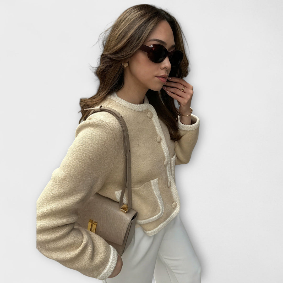 Chaqueta clásica beige con bolsillos decorativos