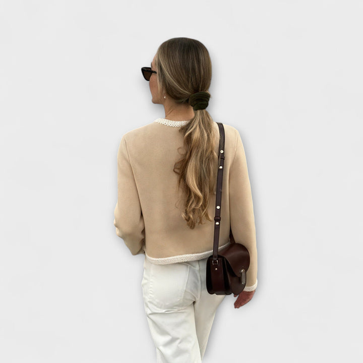 Chaqueta clásica beige con bolsillos decorativos