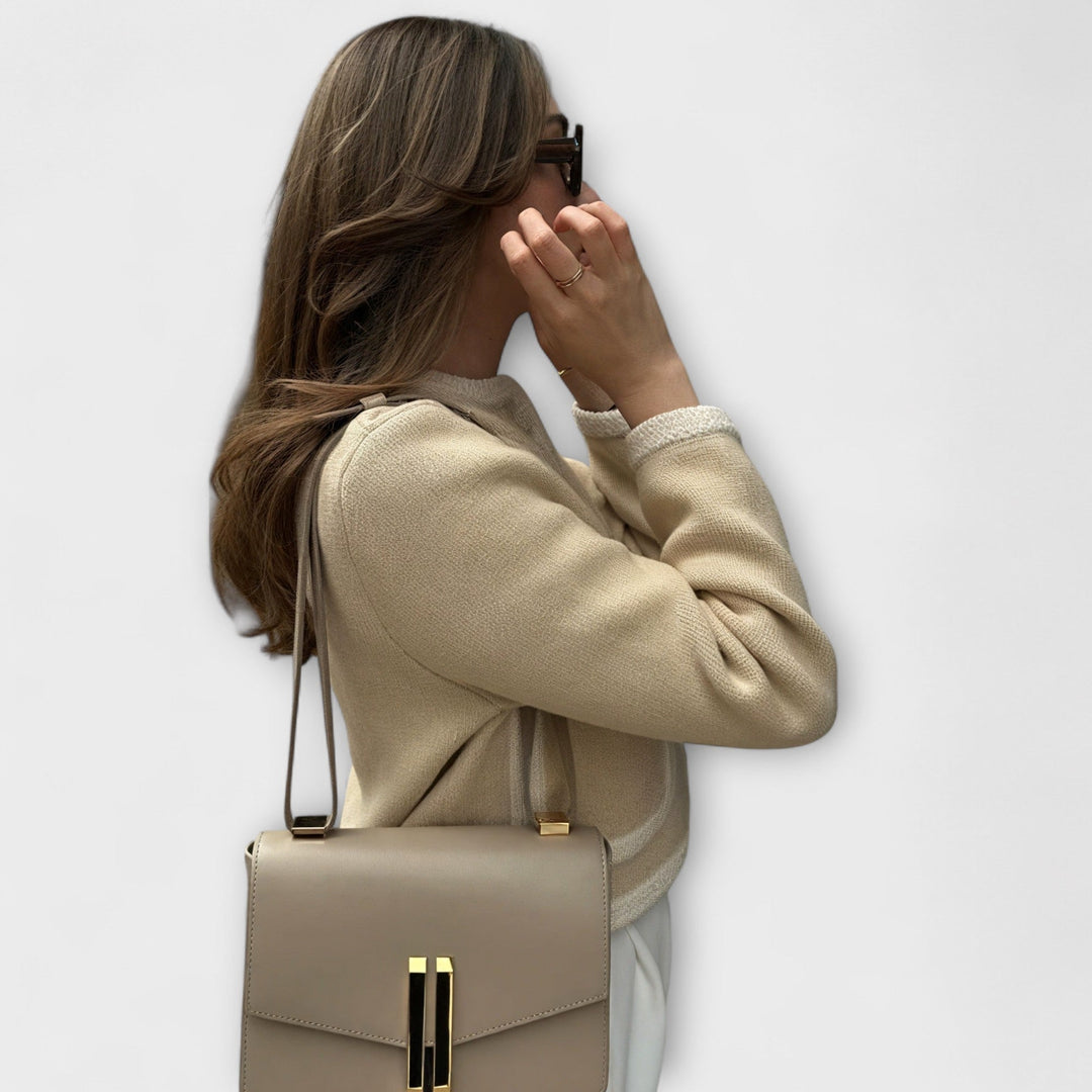 Chaqueta clásica beige con bolsillos decorativos