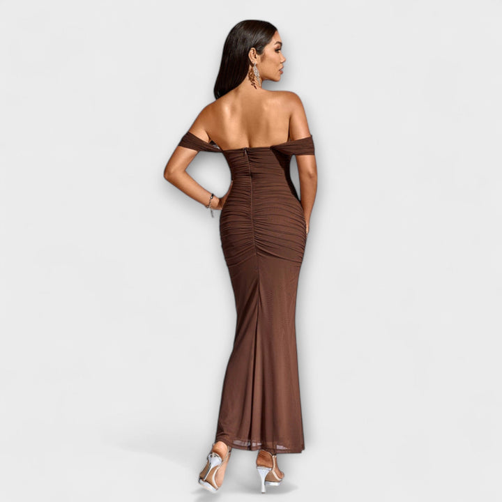 Ione - Vestido ajustado marrón con hombros al descubierto