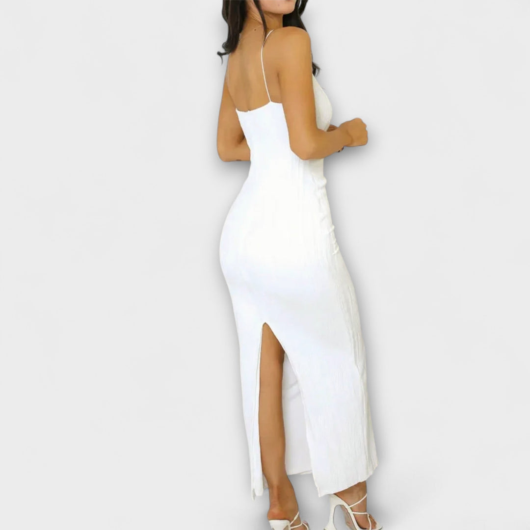 Vestido largo sin mangas arrugado en blanco elegante