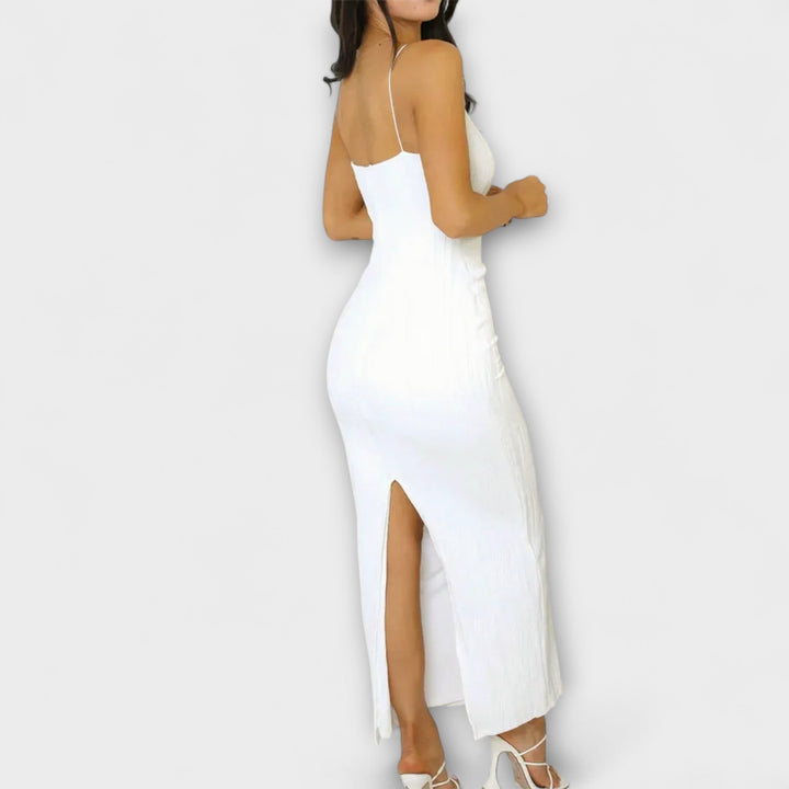 Vestido largo sin mangas arrugado en blanco elegante