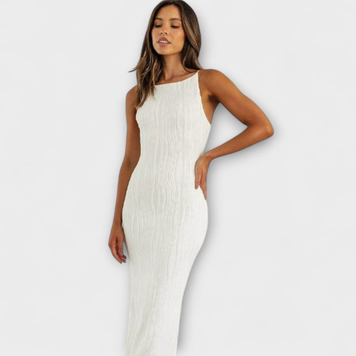 Vestido largo sin mangas arrugado en blanco elegante