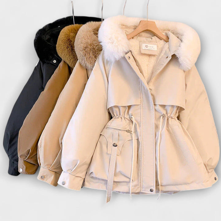 Bela - Abrigo de invierno elegante en beige con cuello de piel