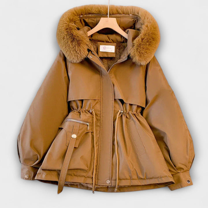 Bela - Abrigo de invierno elegante en beige con cuello de piel
