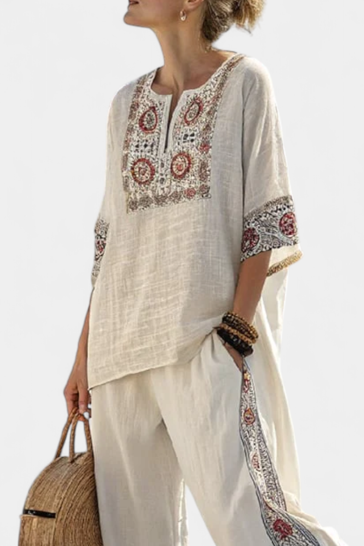 Amália - Conjunto mediterráneo beige con bordado atractivo