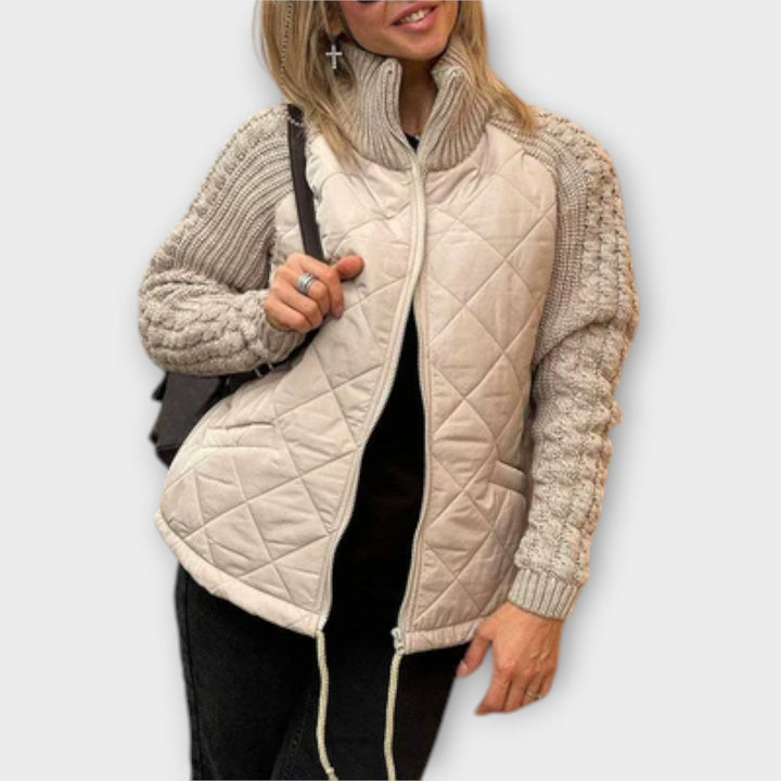 Valerie - Chaqueta beige con cuello alto y mezcla de acolchado y punto