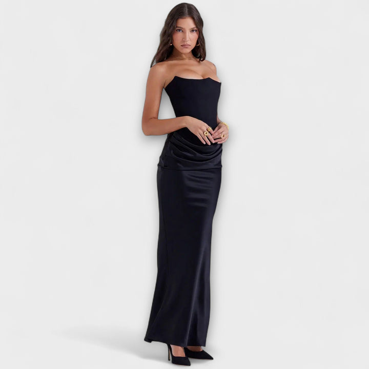 Vestido largo de satén negro con drapeado
