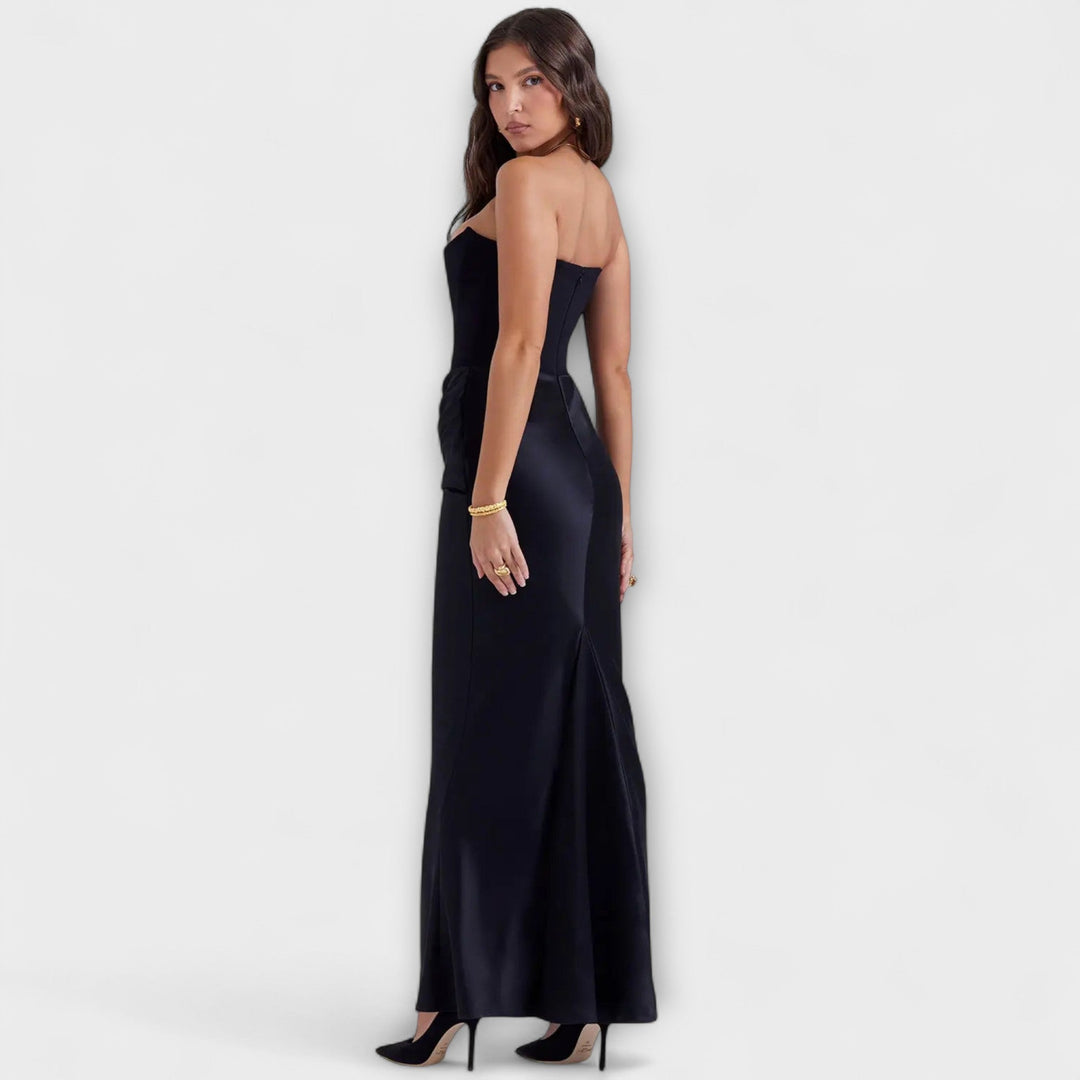 Vestido largo de satén negro con drapeado