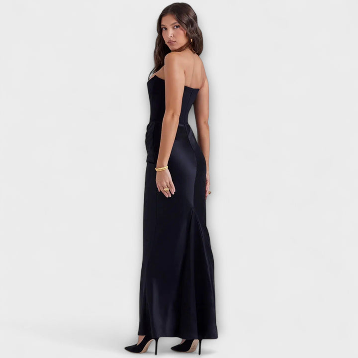 Vestido largo de satén negro con drapeado