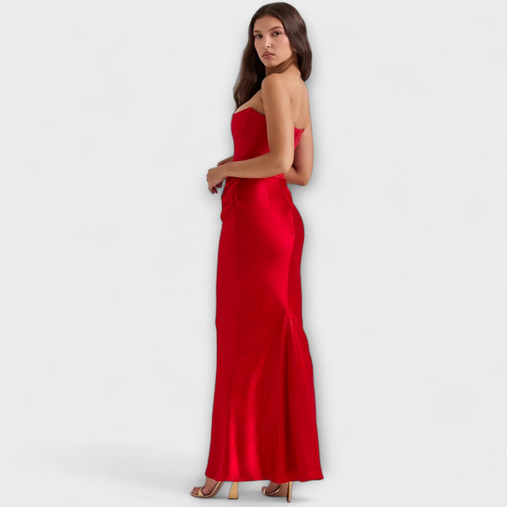 Vestido largo de satén negro con drapeado