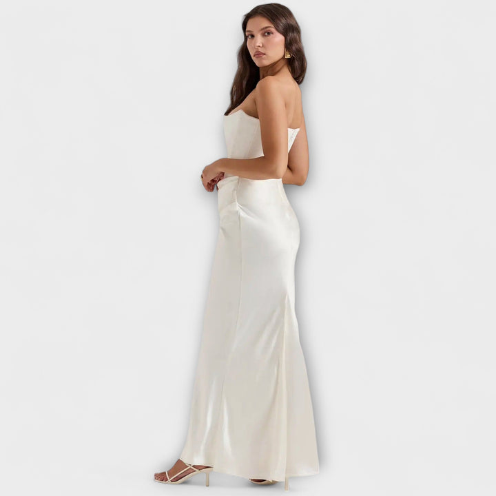 Vestido largo de satén negro con drapeado