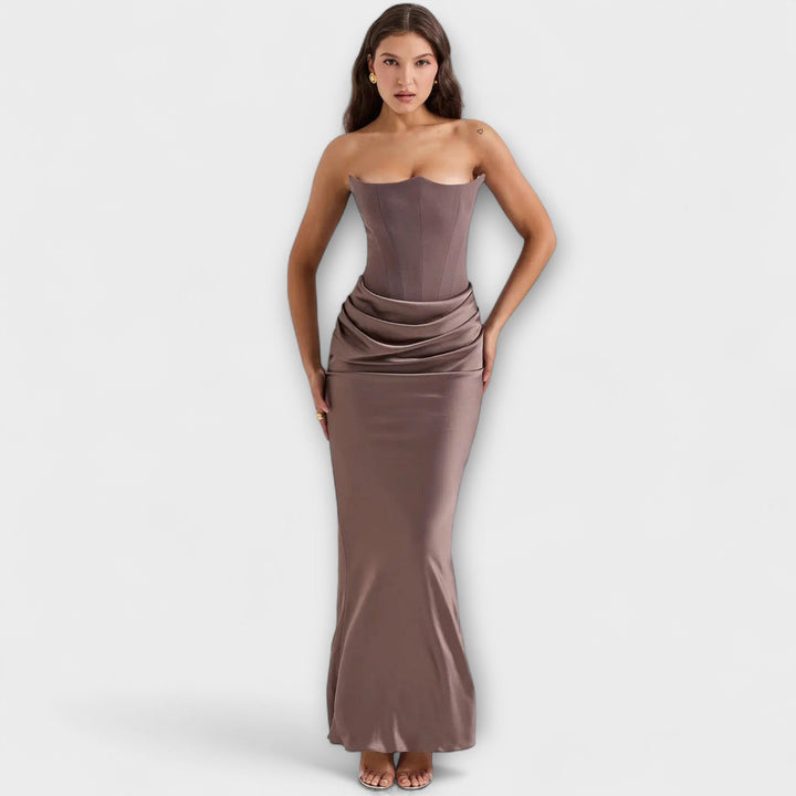Vestido largo de satén negro con drapeado