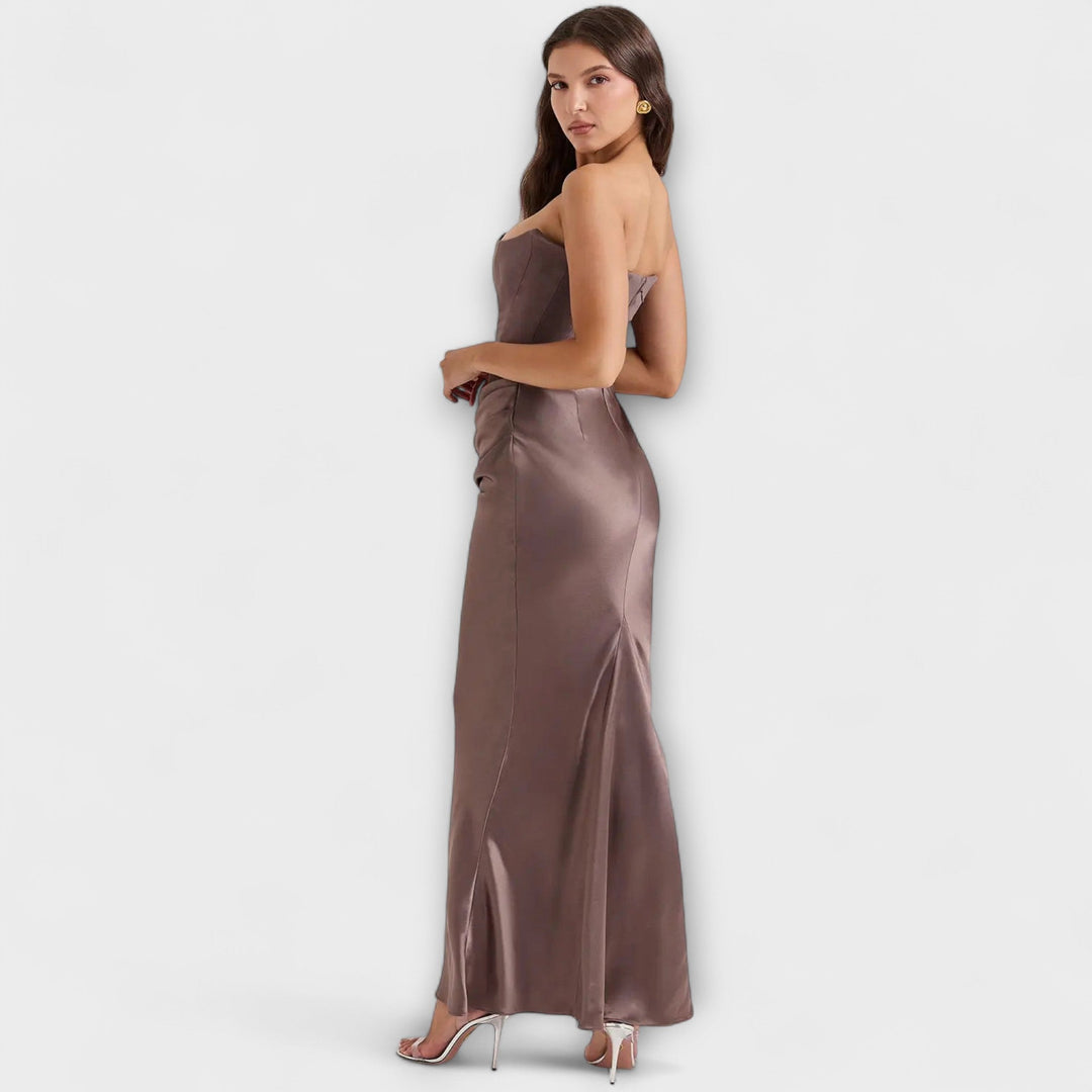 Vestido largo de satén negro con drapeado