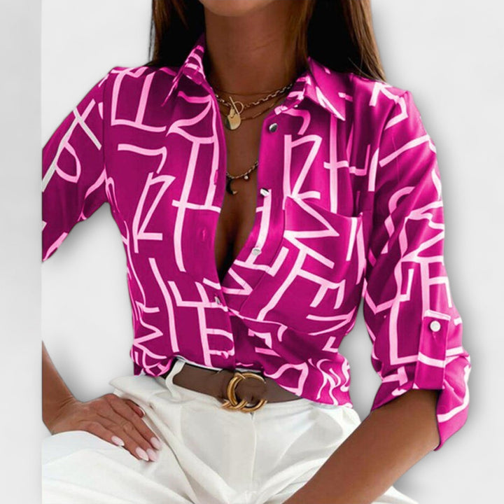 Blusa azul con patrón gráfico y cuello elegante