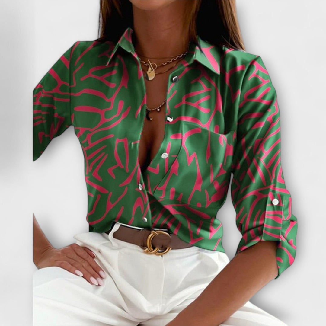 Blusa azul con patrón gráfico y cuello elegante