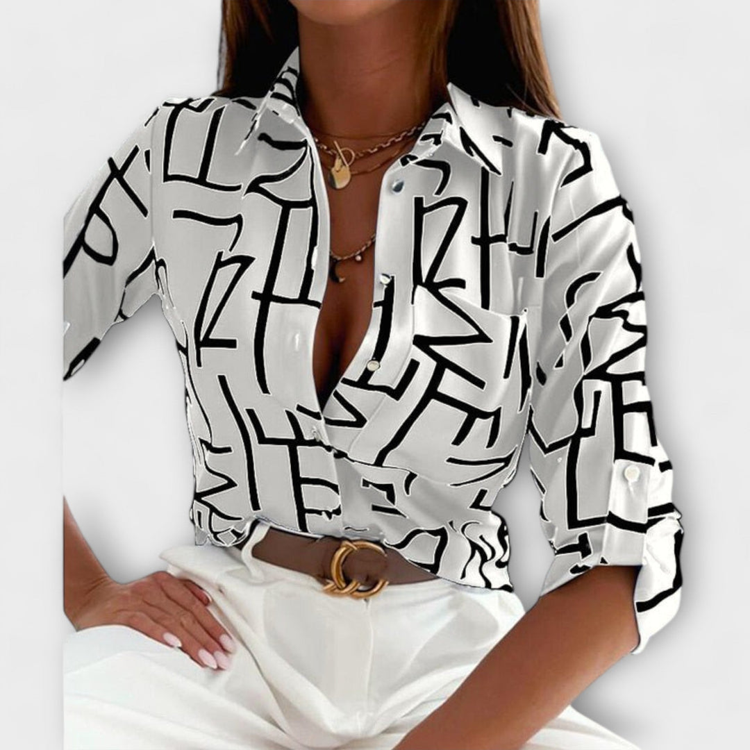 Blusa azul con patrón gráfico y cuello elegante