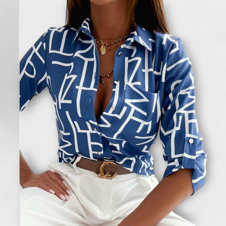 Blusa azul con patrón gráfico y cuello elegante