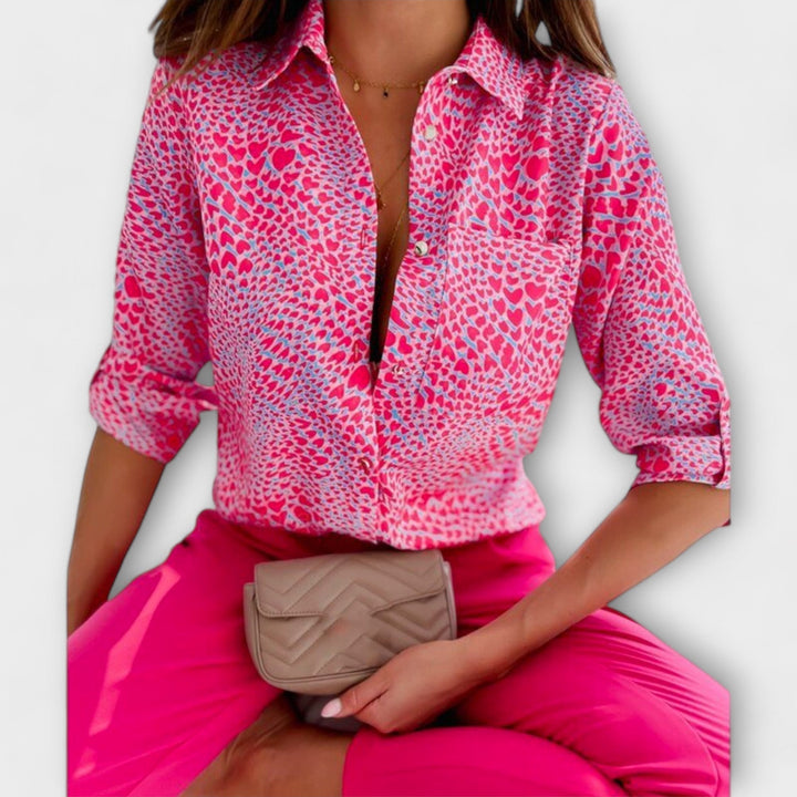 Blusa azul con patrón gráfico y cuello elegante