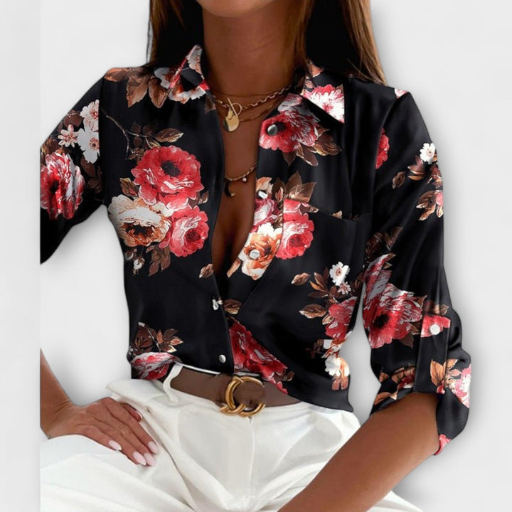 Blusa azul con patrón gráfico y cuello elegante