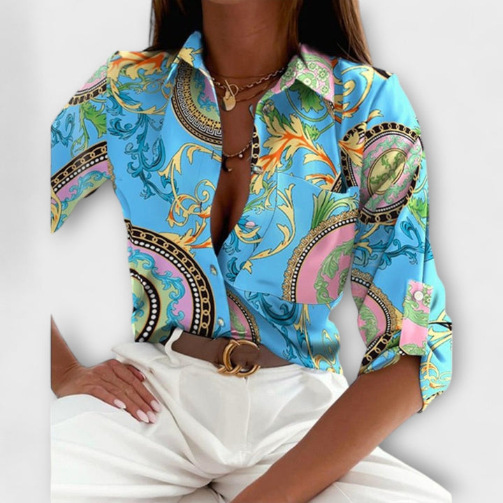 Blusa azul con patrón gráfico y cuello elegante