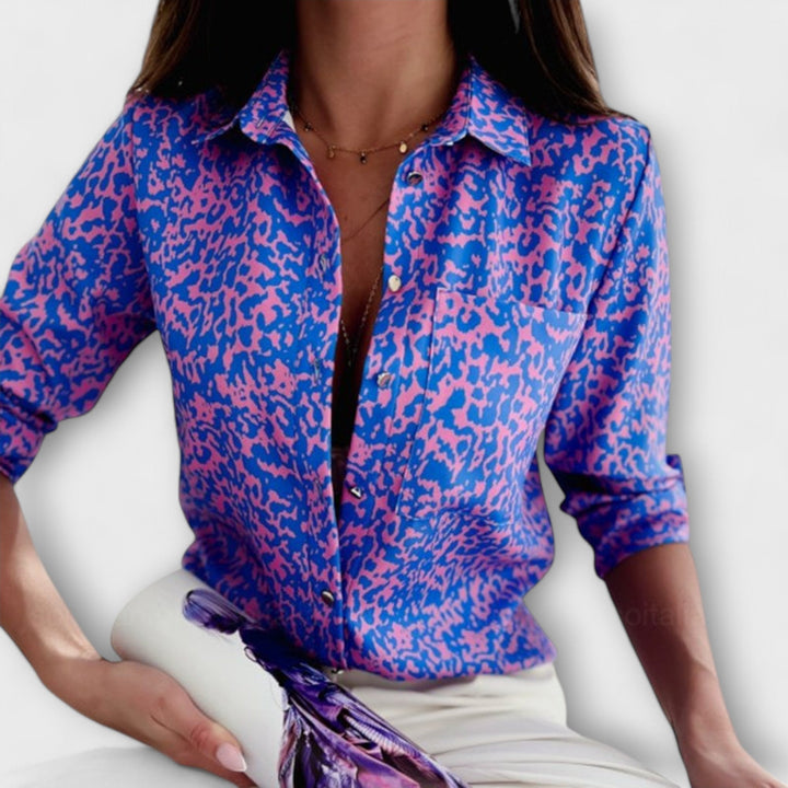 Blusa azul con patrón gráfico y cuello elegante